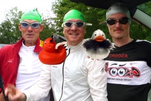 Drei Glatzköpfe in munterer Stimmung (und zwei Schwarzschwimmer ...)